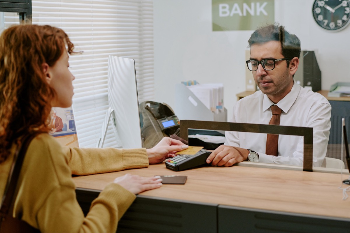 Si tengo dinero en el banco, ¿puedo cobrar subsidio por desempleo?